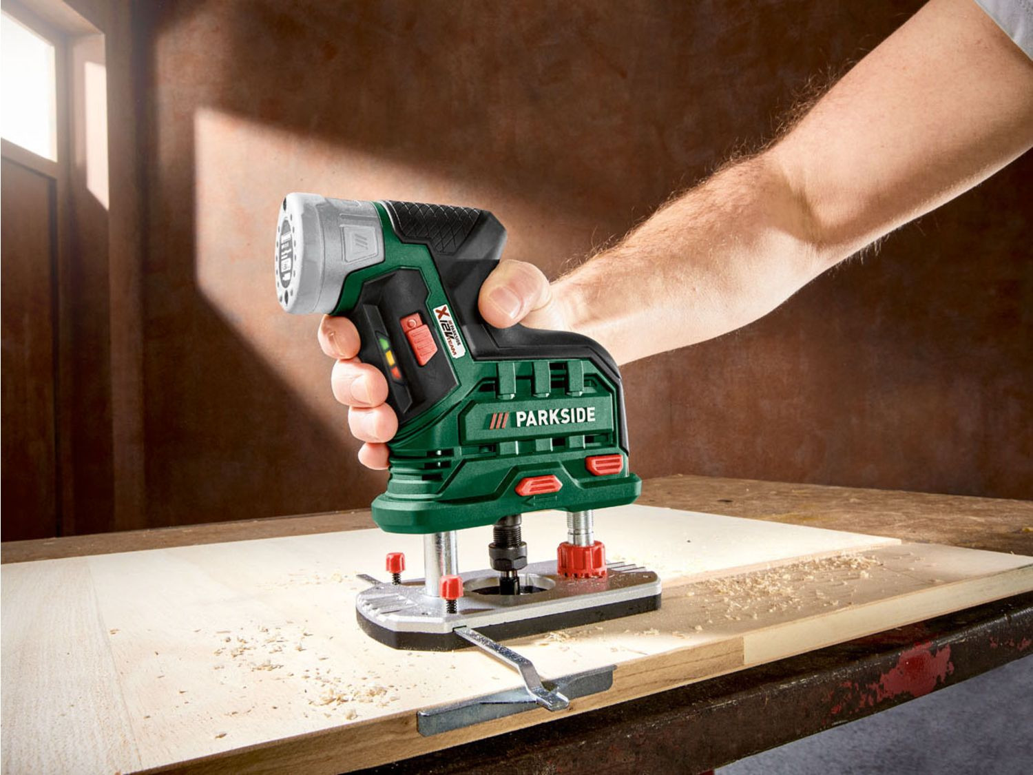 PARKSIDE Akkus felsőmaró POFA 12 B3 - a precíz fa megmunkáláshoz - Image 2